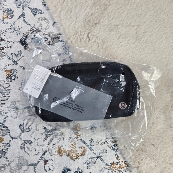 Lululemon Everywhere Belt Bag Black with Silver Hardware NWT in BAG LU9AX2S - Picture 2 of 5